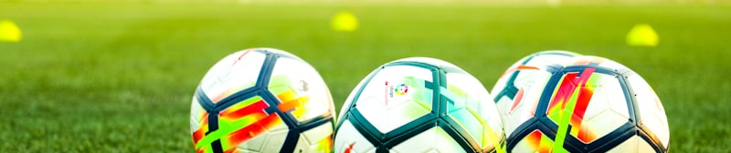 MMK体育欧冠决赛前瞻新闻配图 - 两支决赛球队的队徽特写