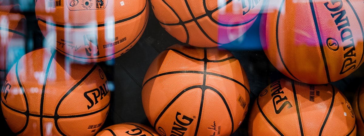 高清无插件意甲直播画面展示 - 恩波利队球员在绿茵场上奔跑的瞬间