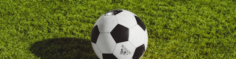 MMK体育门户首页焦点图 - 现代体育场馆与数字屏幕融合的视觉设计